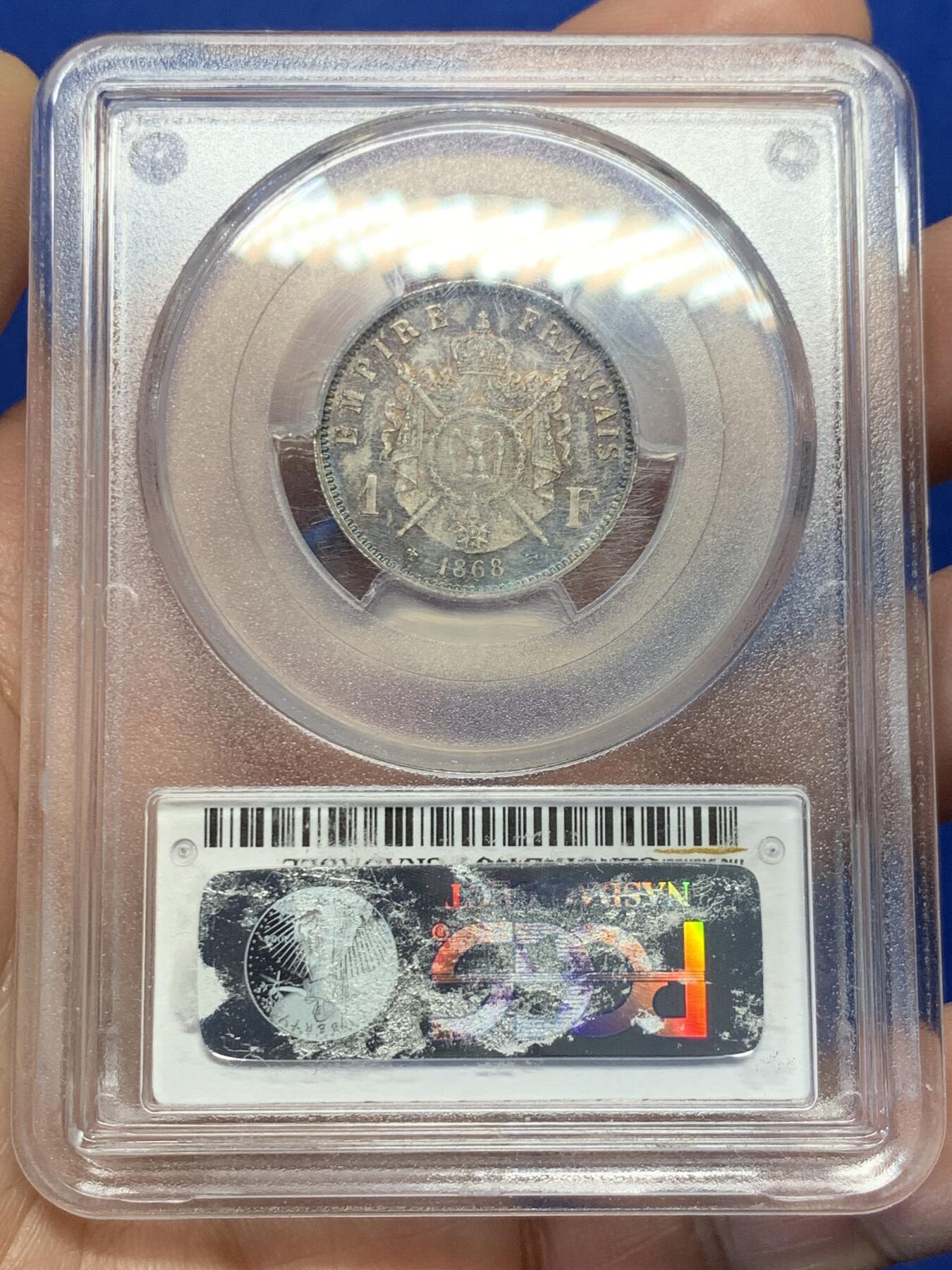 《竞宝斋》第365场 周日，周一 2场连拍 （全场包邮） PCGS UNC 法国1868年拿破仑三世银法郎，流通充分的品种，UNC品难得。此枚双面浓郁深五彩，状态很好，pc严评