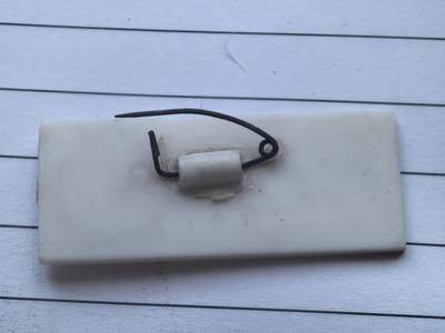 综合藏品场.喜欢出价就得！无套路无托.诚信惠友交友！自动快拍. 为人民服务 怀旧塑料老像章，品相有些污渍，实图拍摄角度光线问题可能有轻微偏差.怀旧感强，长4.5宽1.9厘米，痕迹岁月