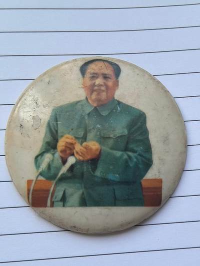 综合藏品场.喜欢出价就得！无套路无托.诚信惠友交友！自动快拍. 红色像章.塑料材质.直径约63MM.保真包老.实图拍摄.喜欢的朋友请出价吧！