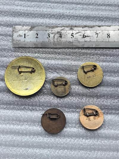 综合藏品场.喜欢出价就得！无套路无托.诚信惠友交友！自动快拍. 毛主席红色像章等共5枚.保真包老.品自定.实图拍摄.喜欢的朋友请出价吧红色像章收藏.按图发货放心下单哦！