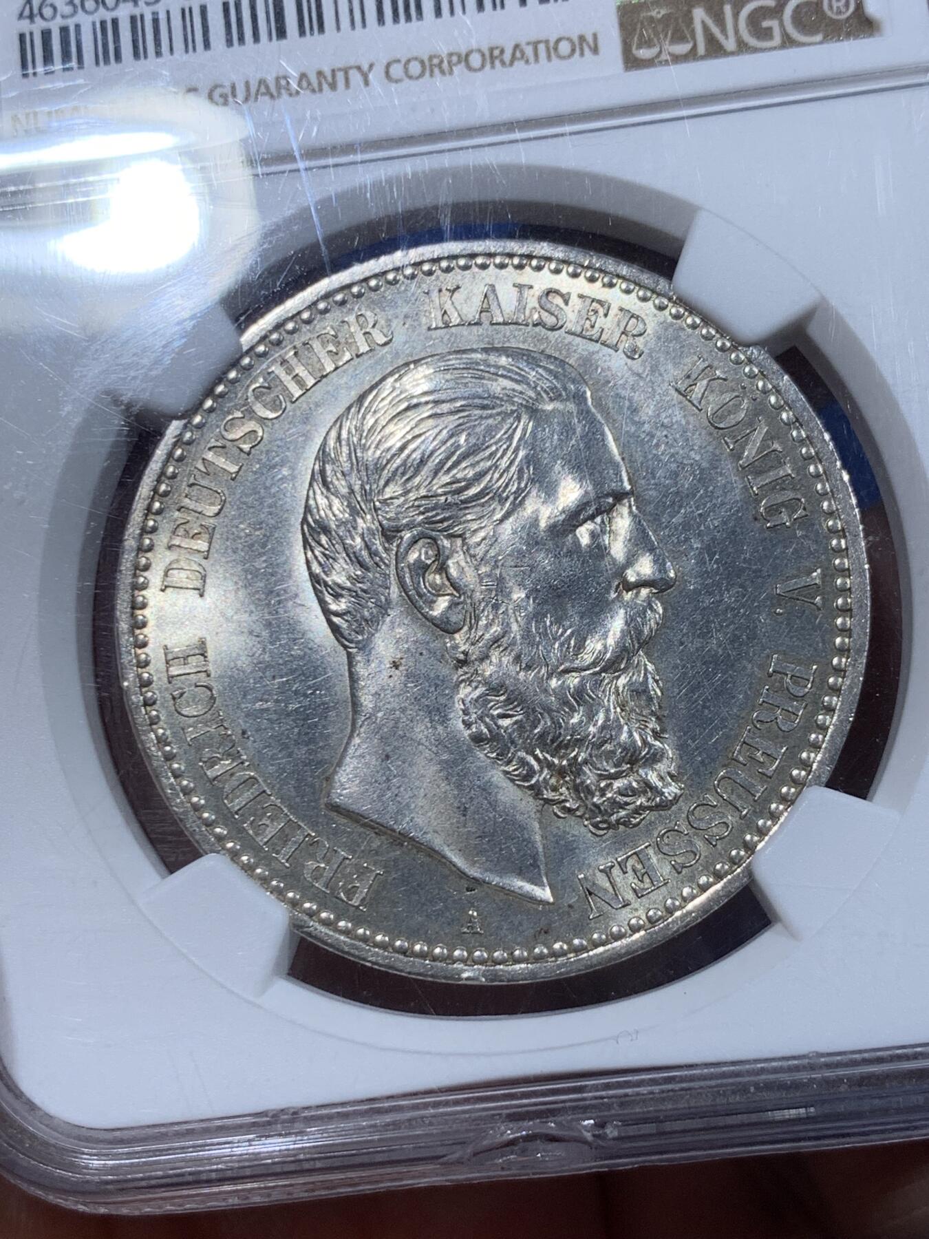 《竞宝斋》第365场 周日，周一 2场连拍 （全场包邮） NGC MS63 德国普鲁士1888三皇之年 弗里德里希三世短翅5马克银币 吉祥年份，1888普鲁士三皇在位，弗里德里希在位不足百天存世好品少，升值潜力巨大。盒子下沿有小磕，不影响钱币，介意勿拍！