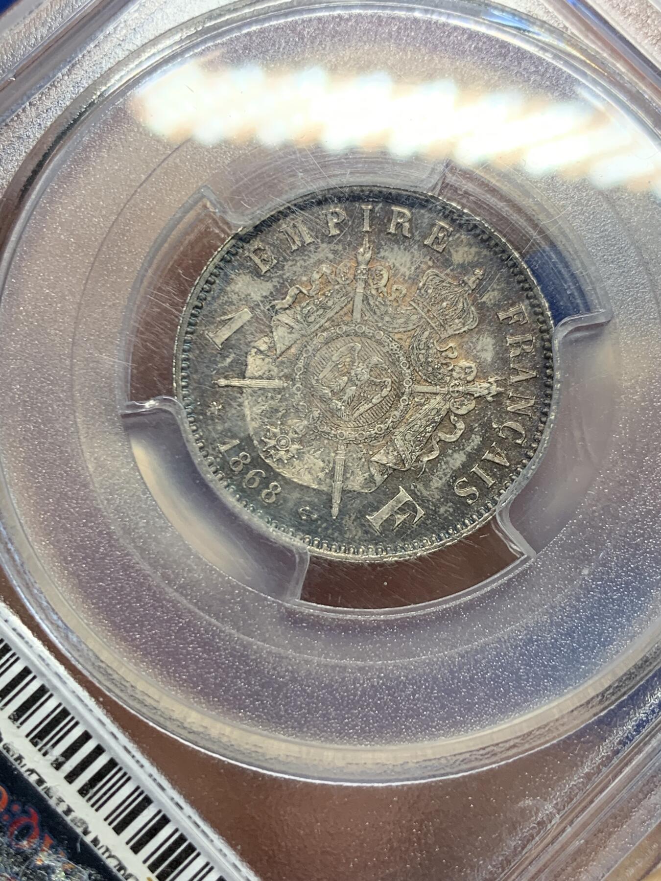 《竞宝斋》第365场 周日，周一 2场连拍 （全场包邮） PCGS UNC 法国1868年拿破仑三世银法郎，流通充分的品种，UNC品难得。此枚双面浓郁深五彩，状态很好，pc严评
