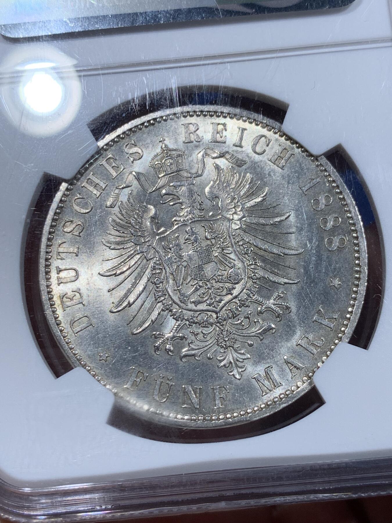 《竞宝斋》第365场 周日，周一 2场连拍 （全场包邮） NGC MS63 德国普鲁士1888三皇之年 弗里德里希三世短翅5马克银币 吉祥年份，1888普鲁士三皇在位，弗里德里希在位不足百天存世好品少，升值潜力巨大。盒子下沿有小磕，不影响钱币，介意勿拍！