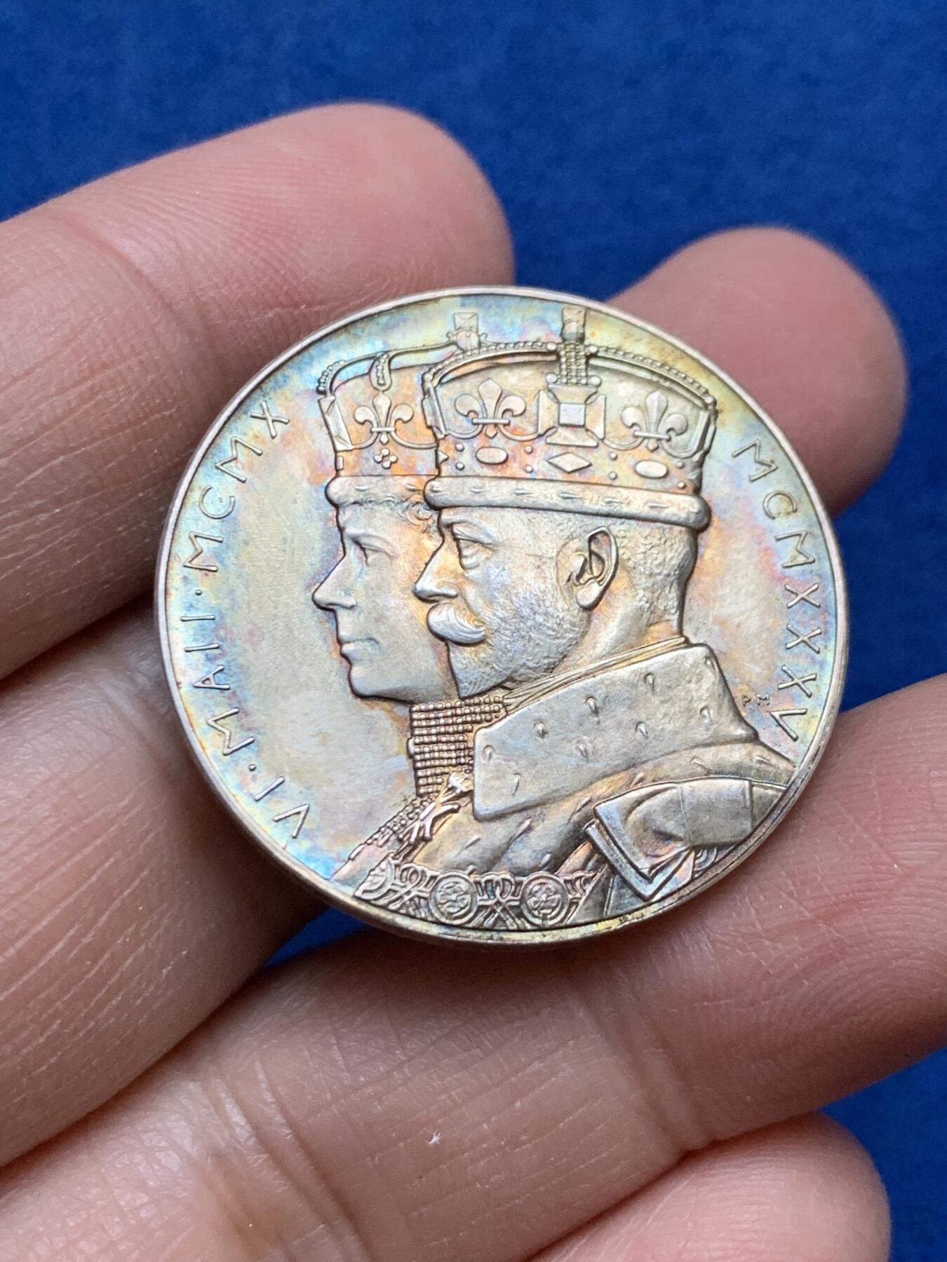 《竞宝斋》第365场 周日，周一 2场连拍 （全场包邮） 英国1935年乔治五世登基25周年纪念银章 原味五彩 原盒