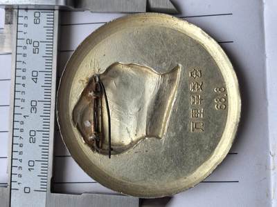 综合藏品场.喜欢出价就得！无套路无托.诚信惠友交友！自动快拍. 正面忠.背面万里革委会.68.8 红色像章.铝材质.直径约60MM.保真包老.实图拍摄.喜欢的朋友请出价吧红色像章收藏.