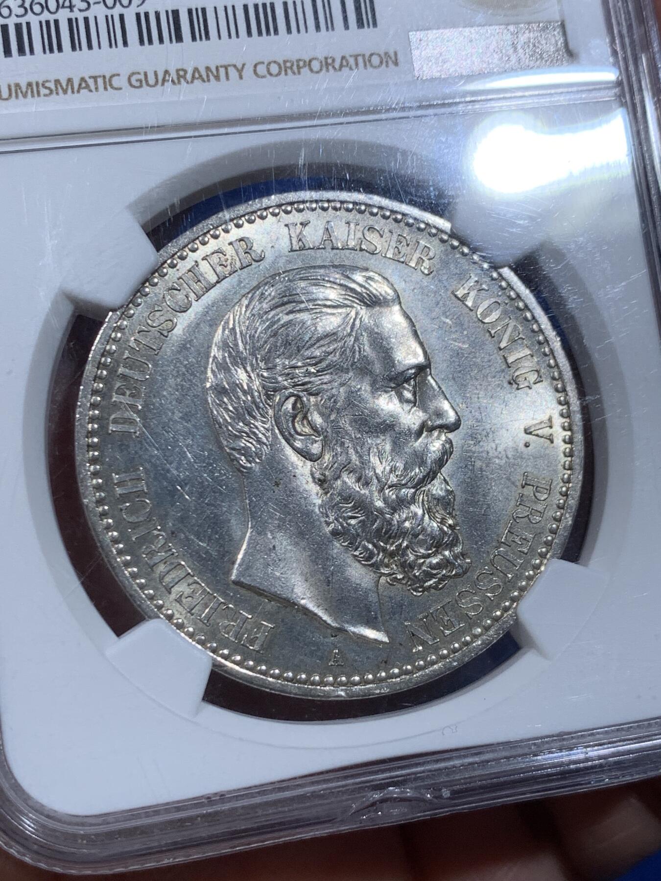 《竞宝斋》第365场 周日，周一 2场连拍 （全场包邮） NGC MS63 德国普鲁士1888三皇之年 弗里德里希三世短翅5马克银币 吉祥年份，1888普鲁士三皇在位，弗里德里希在位不足百天存世好品少，升值潜力巨大。盒子下沿有小磕，不影响钱币，介意勿拍！