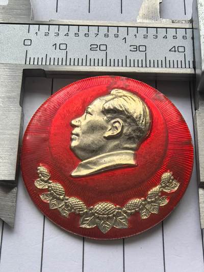 10秒自动快拍.全程无托.喜欢直接出价.给喜欢的朋友们 - 毛主席万岁.红色像章.铝材质.直径约40MM.品相不错.实图拍摄.包老. 
