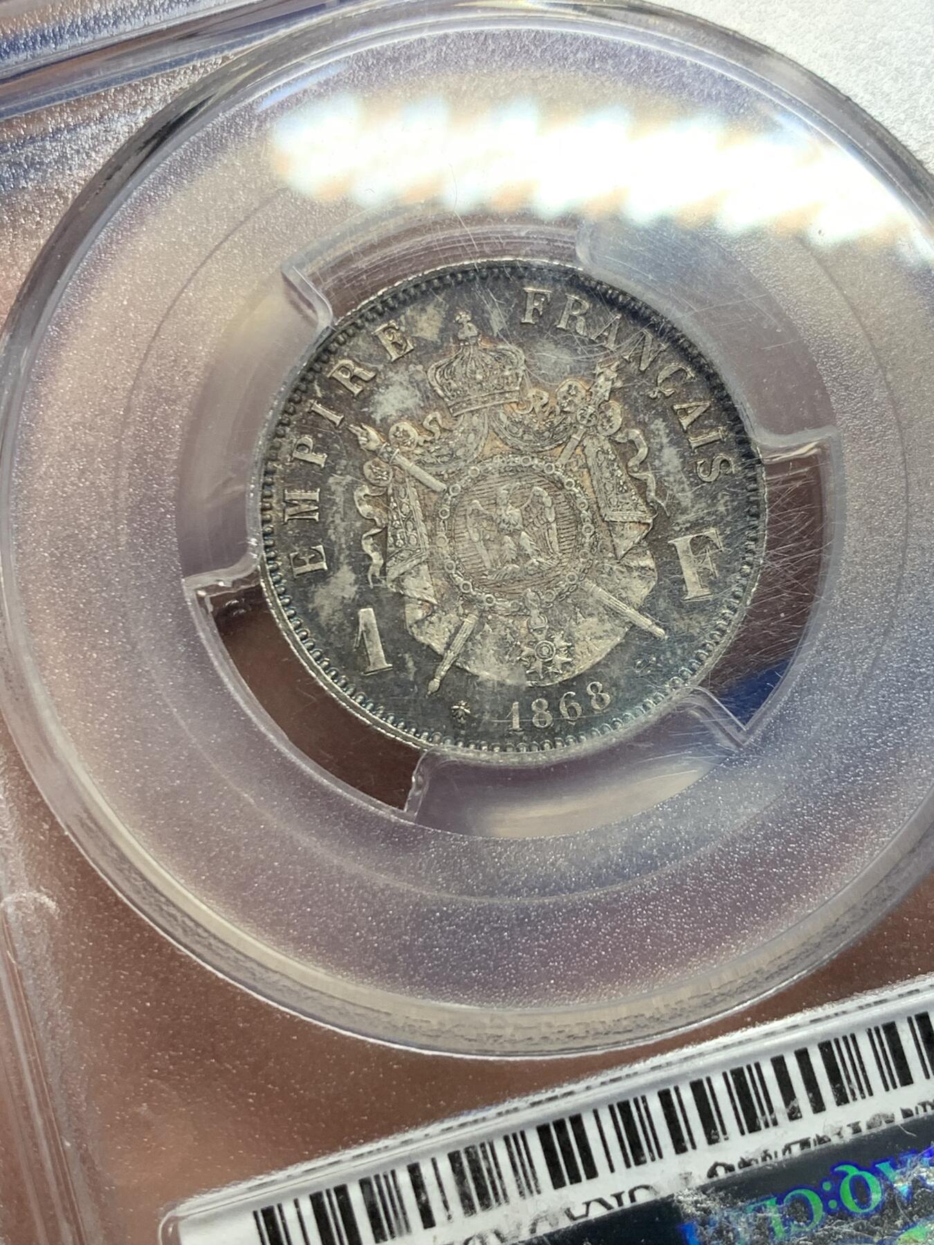 《竞宝斋》第365场 周日，周一 2场连拍 （全场包邮） PCGS UNC 法国1868年拿破仑三世银法郎，流通充分的品种，UNC品难得。此枚双面浓郁深五彩，状态很好，pc严评