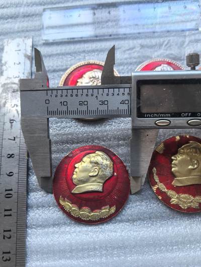综合藏品场.喜欢出价就得！无套路无托.诚信惠友交友！自动快拍. 毛主席红色像章4枚！铝材质.直径看图！品相不错.实图拍摄，保真包老.颜色特别漂亮