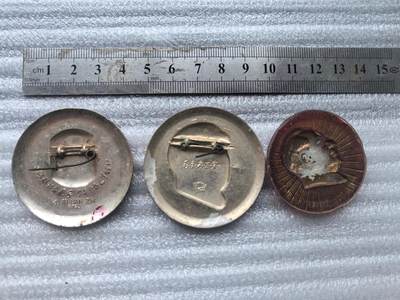 综合藏品场.喜欢出价就得！无套路无托.诚信惠友交友！自动快拍. 3枚毛主席红色像章3枚.铝材质2枚.圈起来的1枚是塑料材质.保真包老.品自定.实图拍摄.喜欢的朋友请出价吧红色像章收藏.按图发货放心下单哦！