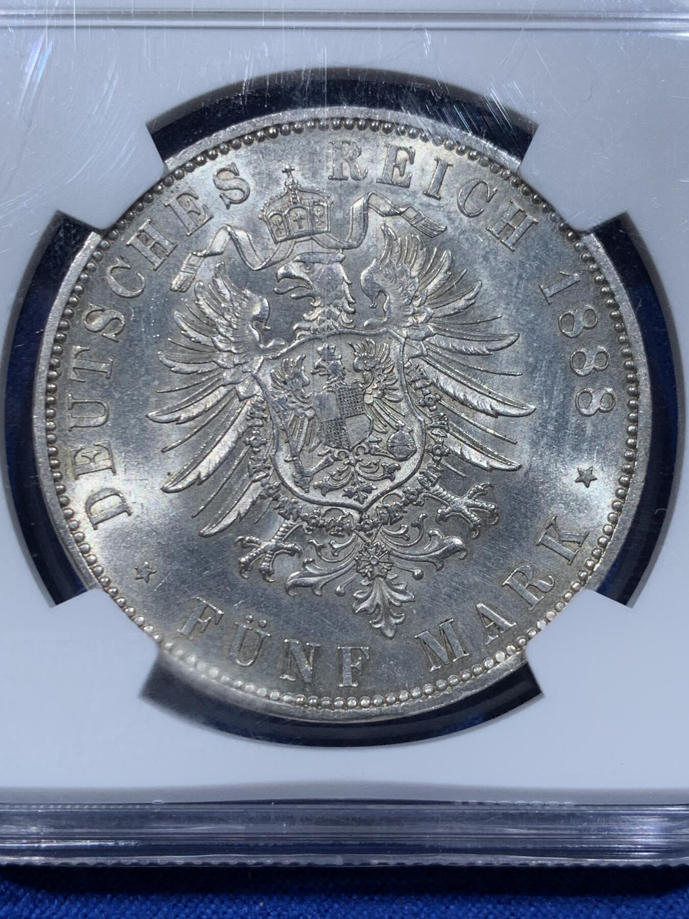 《竞宝斋》第365场 周日，周一 2场连拍 （全场包邮） NGC MS63 德国普鲁士1888三皇之年 弗里德里希三世短翅5马克银币 吉祥年份，1888普鲁士三皇在位，弗里德里希在位不足百天存世好品少，升值潜力巨大。盒子下沿有小磕，不影响钱币，介意勿拍！