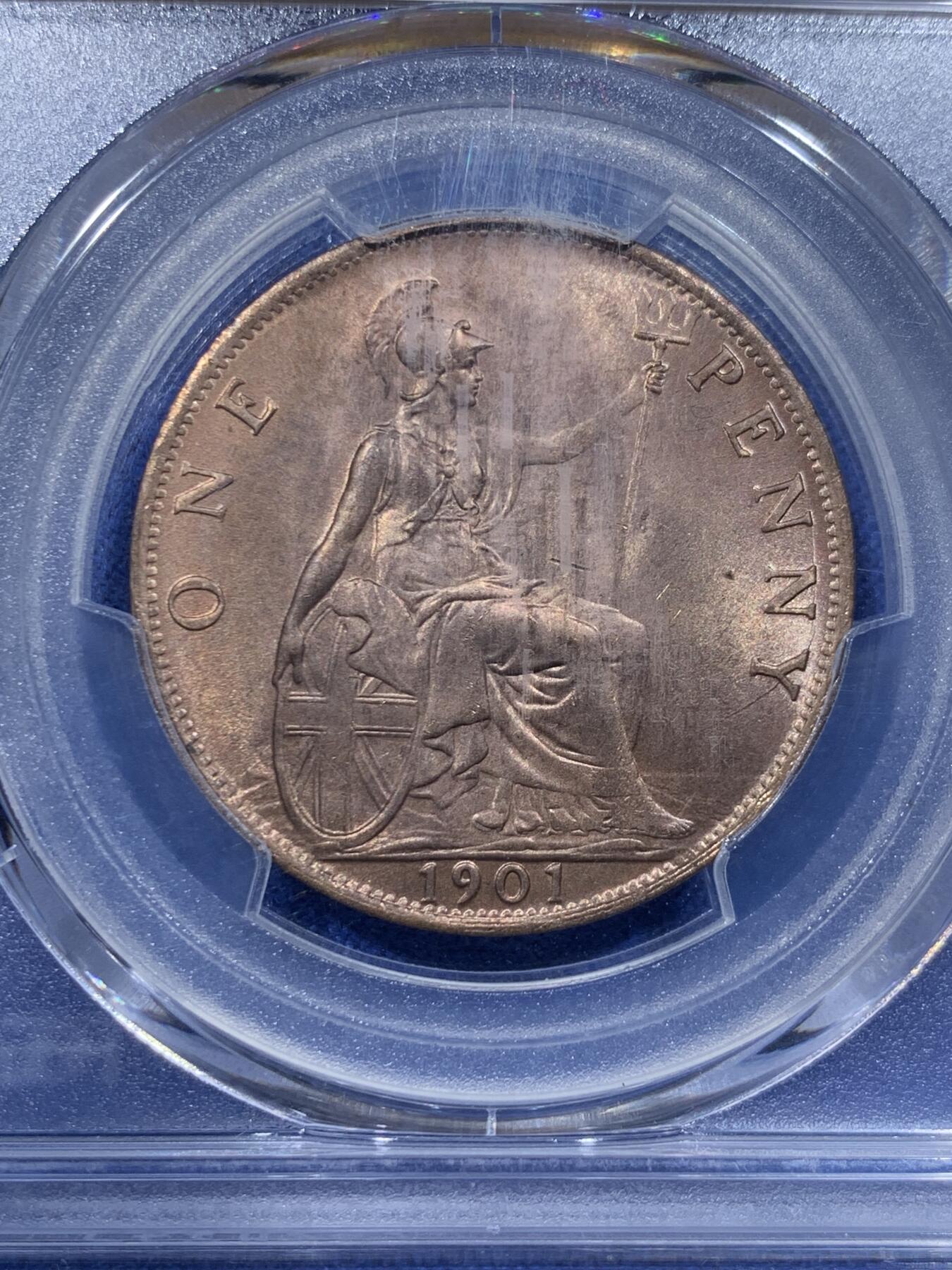 《竞宝斋》第365场 周日，周一 2场连拍 （全场包邮） PCGS MS64RD 英国1901年老维披纱1便士大铜，真正的收藏级。此品种高分不稀奇，RD原铜光难度非常大。此前稀奇最高只出现过63RD。盒子轻微模糊，细节见图。