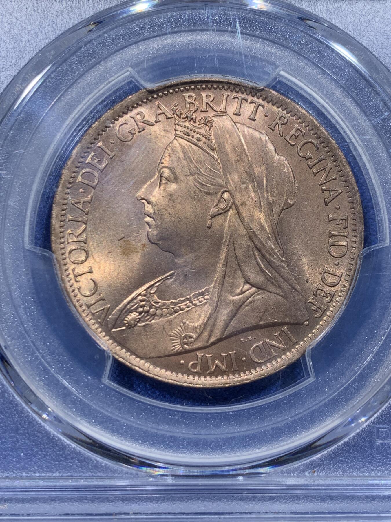 《竞宝斋》第365场 周日，周一 2场连拍 （全场包邮） PCGS MS64RD 英国1901年老维披纱1便士大铜，真正的收藏级。此品种高分不稀奇，RD原铜光难度非常大。此前稀奇最高只出现过63RD。盒子轻微模糊，细节见图。