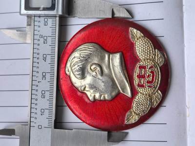 综合藏品场.喜欢出价就得！无套路无托.诚信惠友交友！自动快拍. 正面忠.背面万里革委会.68.8 红色像章.铝材质.直径约60MM.保真包老.实图拍摄.喜欢的朋友请出价吧红色像章收藏.