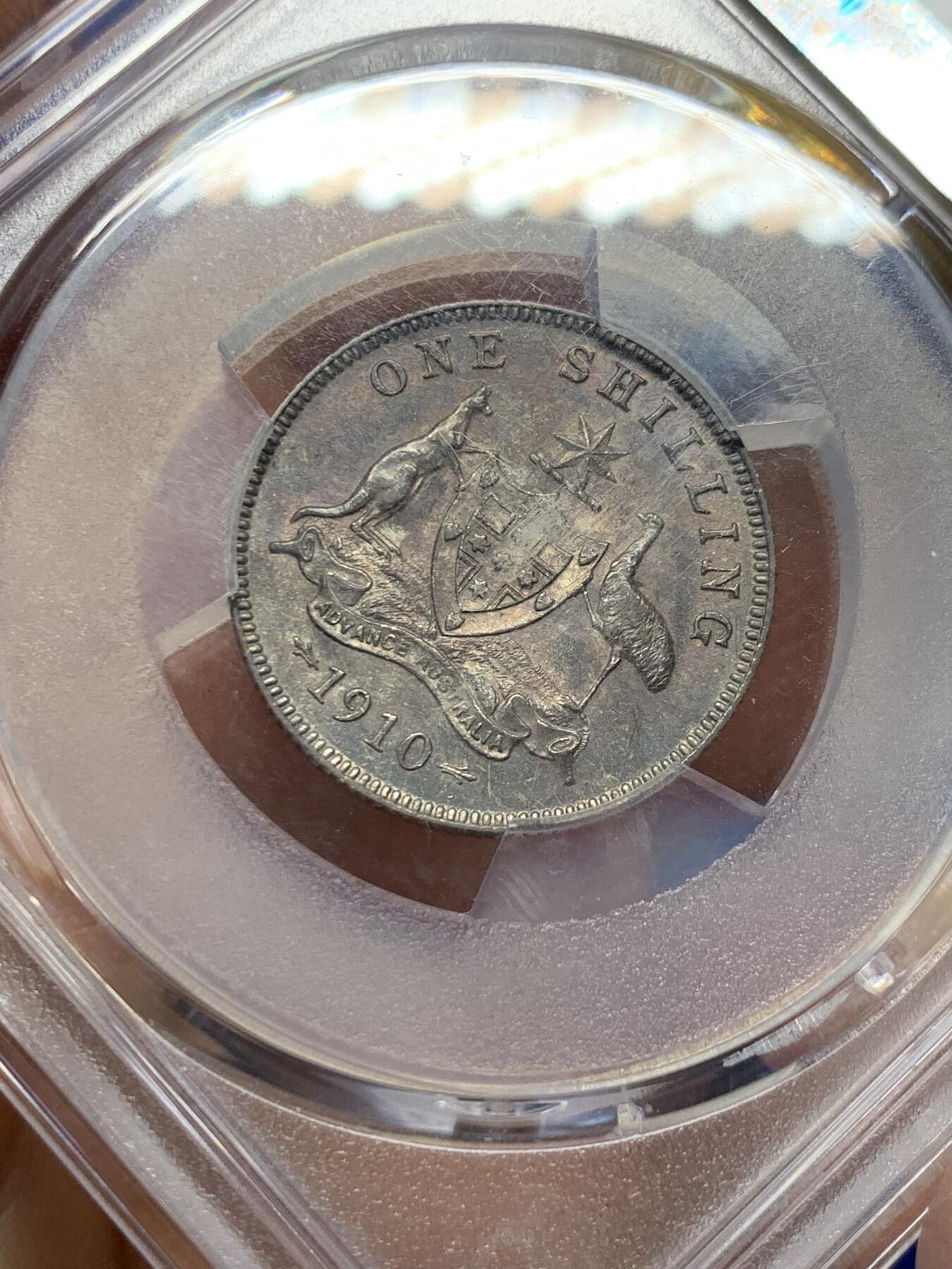 《竞宝斋》第365场 周日，周一 2场连拍 （全场包邮） PCGS MS61 澳大利亚1910年爱德华七世1先令银币，独年版，少见品种。双面紫色调深彩，状态很好，低评。外拍价高，60分书价200美元