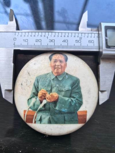 10秒自动快拍.全程无托.喜欢直接出价.给喜欢的朋友们 - 红色像章.塑料材质.直径约63MM.保真包老.实图拍摄.喜欢的朋友请出价吧！