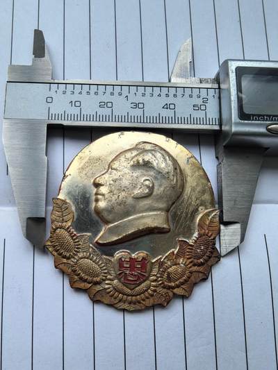 综合藏品场.喜欢出价就得！无套路无托.诚信惠友交友！自动快拍. 正面忠.背面永远忠于毛主席红色像章.铝材质.直径约50MM.保真包老.品自定