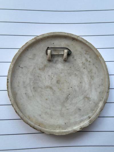 综合藏品场.喜欢出价就得！无套路无托.诚信惠友交友！自动快拍. 红色像章.塑料材质.直径约63MM.保真包老.实图拍摄.喜欢的朋友请出价吧！