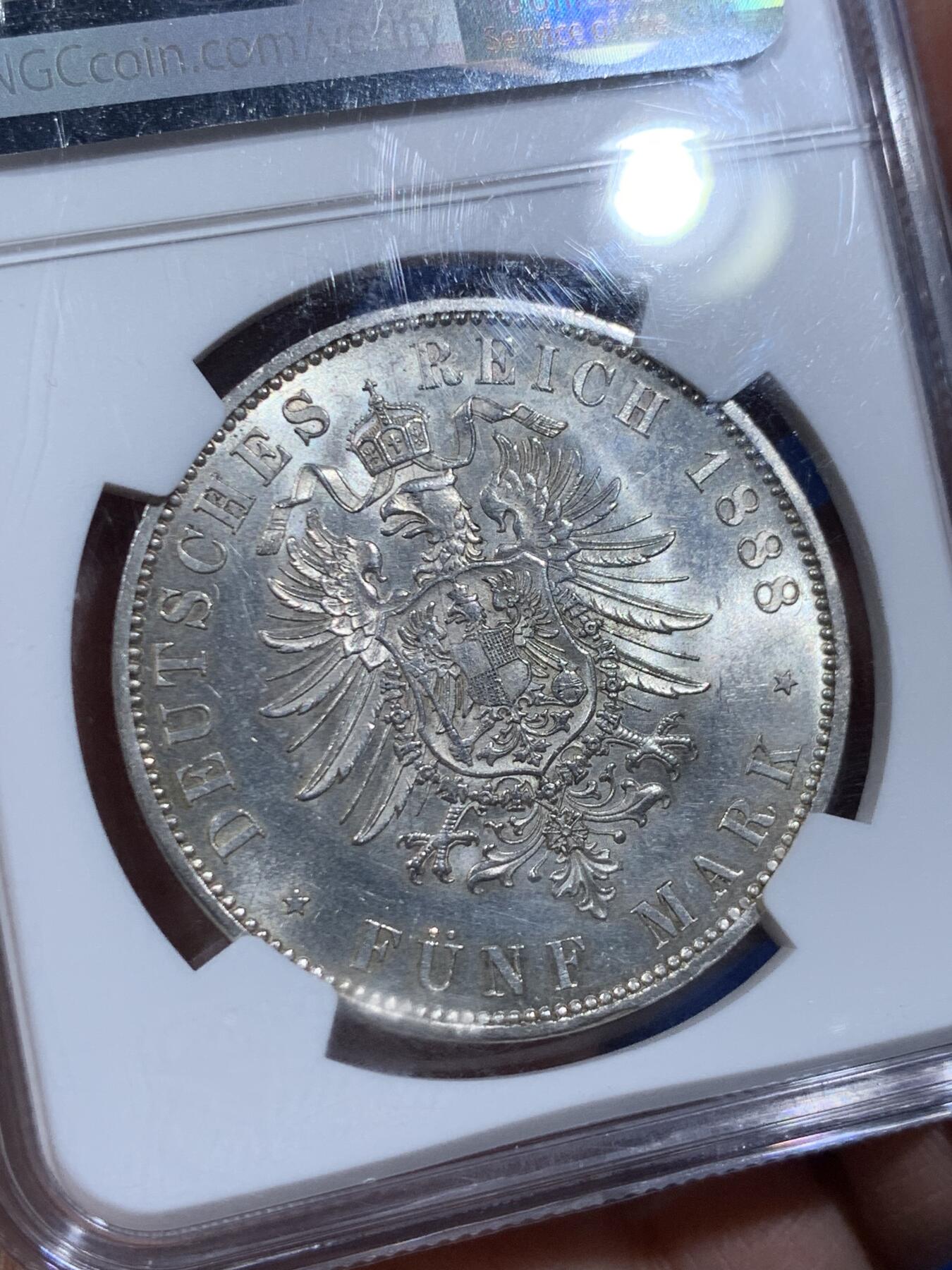 《竞宝斋》第365场 周日，周一 2场连拍 （全场包邮） NGC MS63 德国普鲁士1888三皇之年 弗里德里希三世短翅5马克银币 吉祥年份，1888普鲁士三皇在位，弗里德里希在位不足百天存世好品少，升值潜力巨大。盒子下沿有小磕，不影响钱币，介意勿拍！