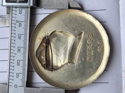 综合藏品场.喜欢出价就得！无套路无托.诚信惠友交友！自动快拍. 正面忠.背面万里革委会.68.8 红色像章.铝材质.直径约60MM.保真包老.实图拍摄.喜欢的朋友请出价吧红色像章收藏.