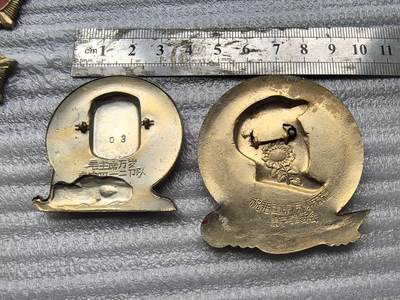 综合藏品场.喜欢出价就得！无套路无托.诚信惠友交友！自动快拍. 毛主席红色像章2枚.铝材质.保真包老.品自定.实图拍摄.喜欢的朋友请出价吧红色像章收藏..