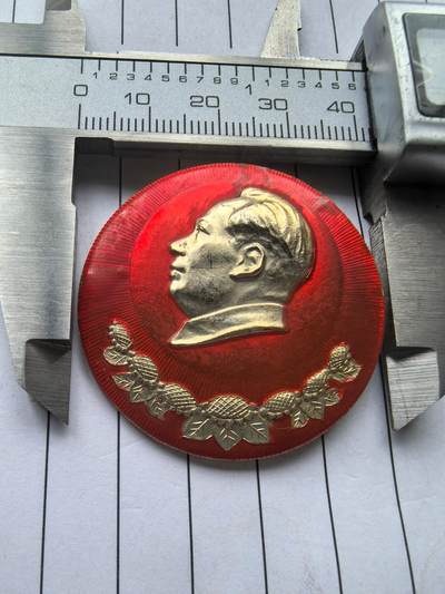 综合藏品场.喜欢出价就得！无套路无托.诚信惠友交友！自动快拍. 毛主席万岁.红色像章.铝材质.直径约40MM.品相不错.实图拍摄.包老. 