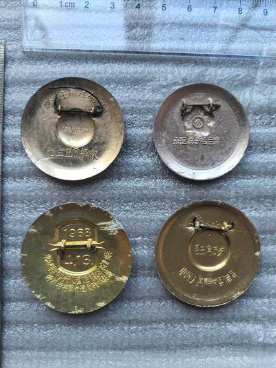 综合藏品场.喜欢出价就得！无套路无托.诚信惠友交友！自动快拍. 毛主席红色像章4枚！铝材质.直径看图！品相不错.实图拍摄，保真包老.颜色特别漂亮