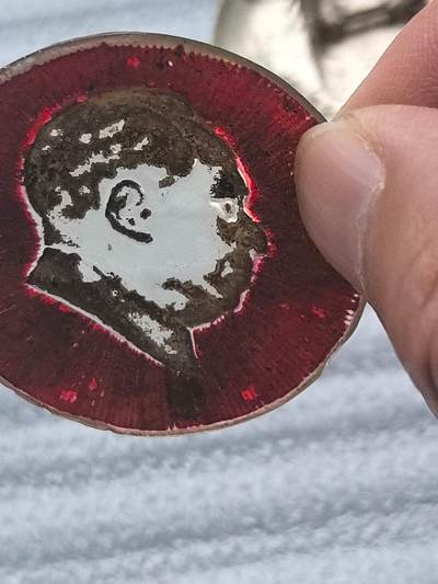 综合藏品场.喜欢出价就得！无套路无托.诚信惠友交友！自动快拍. 3枚毛主席红色像章3枚.铝材质2枚.圈起来的1枚是塑料材质.保真包老.品自定.实图拍摄.喜欢的朋友请出价吧红色像章收藏.按图发货放心下单哦！