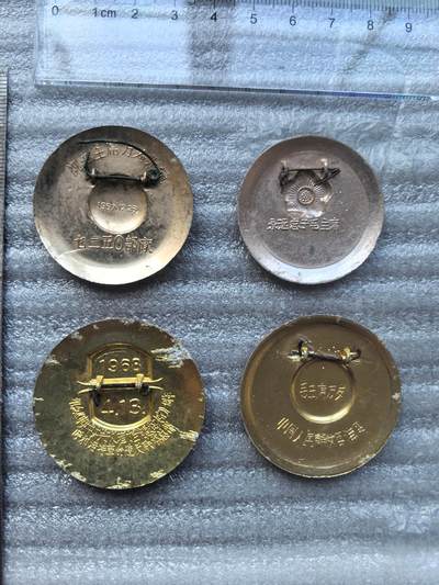 综合藏品场.喜欢出价就得！无套路无托.诚信惠友交友！自动快拍. 毛主席红色像章4枚！铝材质.直径看图！品相不错.实图拍摄，保真包老.颜色特别漂亮
