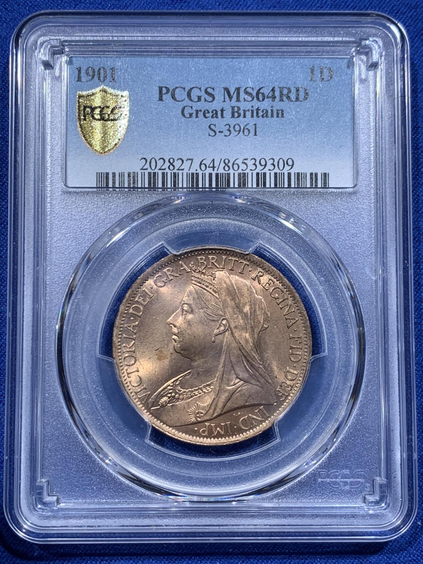 《竞宝斋》第365场 周日，周一 2场连拍 （全场包邮） PCGS MS64RD 英国1901年老维披纱1便士大铜，真正的收藏级。此品种高分不稀奇，RD原铜光难度非常大。此前稀奇最高只出现过63RD。盒子轻微模糊，细节见图。