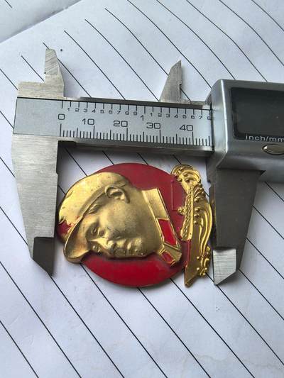 综合藏品场.喜欢出价就得！无套路无托.诚信惠友交友！自动快拍. 稀少品质.品种.红色像章.铝材质.尺码约45*40MM非常漂亮.实图拍摄.包老保真