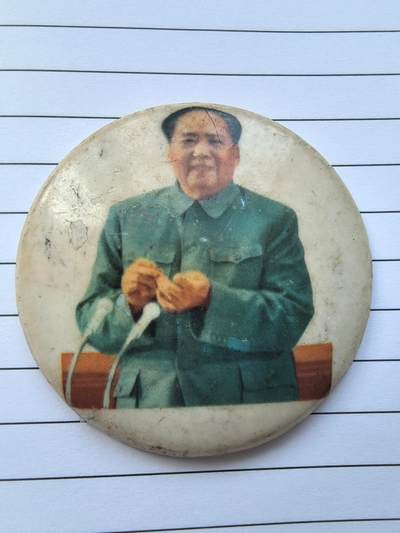 综合藏品场.喜欢出价就得！无套路无托.诚信惠友交友！自动快拍. 红色像章.塑料材质.直径约63MM.保真包老.实图拍摄.喜欢的朋友请出价吧！