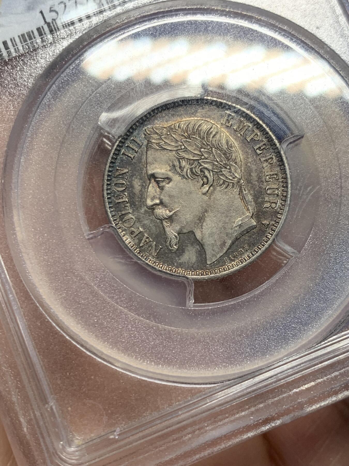《竞宝斋》第365场 周日，周一 2场连拍 （全场包邮） PCGS UNC 法国1868年拿破仑三世银法郎，流通充分的品种，UNC品难得。此枚双面浓郁深五彩，状态很好，pc严评