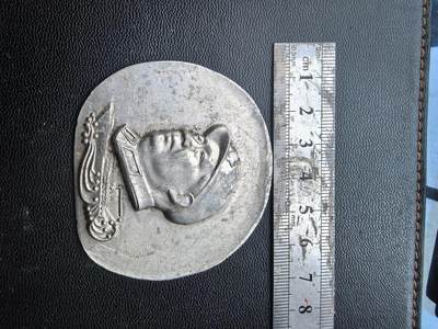 综合藏品场.喜欢出价就得！无套路无托.诚信惠友交友！自动快拍. 毛主席像章.铝制.稀少罕见品.直径约62MM品相如图.喜欢的朋友不要错过哦！保真包老