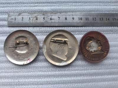 综合藏品场.喜欢出价就得！无套路无托.诚信惠友交友！自动快拍. 3枚毛主席红色像章3枚.铝材质2枚.圈起来的1枚是塑料材质.保真包老.品自定.实图拍摄.喜欢的朋友请出价吧红色像章收藏.按图发货放心下单哦！