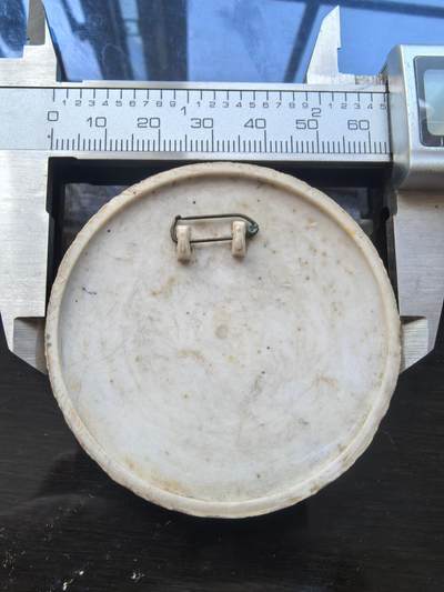 综合藏品场.喜欢出价就得！无套路无托.诚信惠友交友！自动快拍. 红色像章.塑料材质.直径约63MM.保真包老.实图拍摄.喜欢的朋友请出价吧！