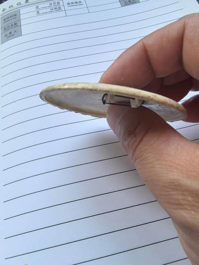 综合藏品场.喜欢出价就得！无套路无托.诚信惠友交友！自动快拍. 红色像章.塑料材质.直径约63MM.保真包老.实图拍摄.喜欢的朋友请出价吧！