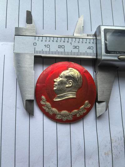 综合藏品场.喜欢出价就得！无套路无托.诚信惠友交友！自动快拍. 毛主席万岁.红色像章.铝材质.直径约40MM.品相不错.实图拍摄.包老. 