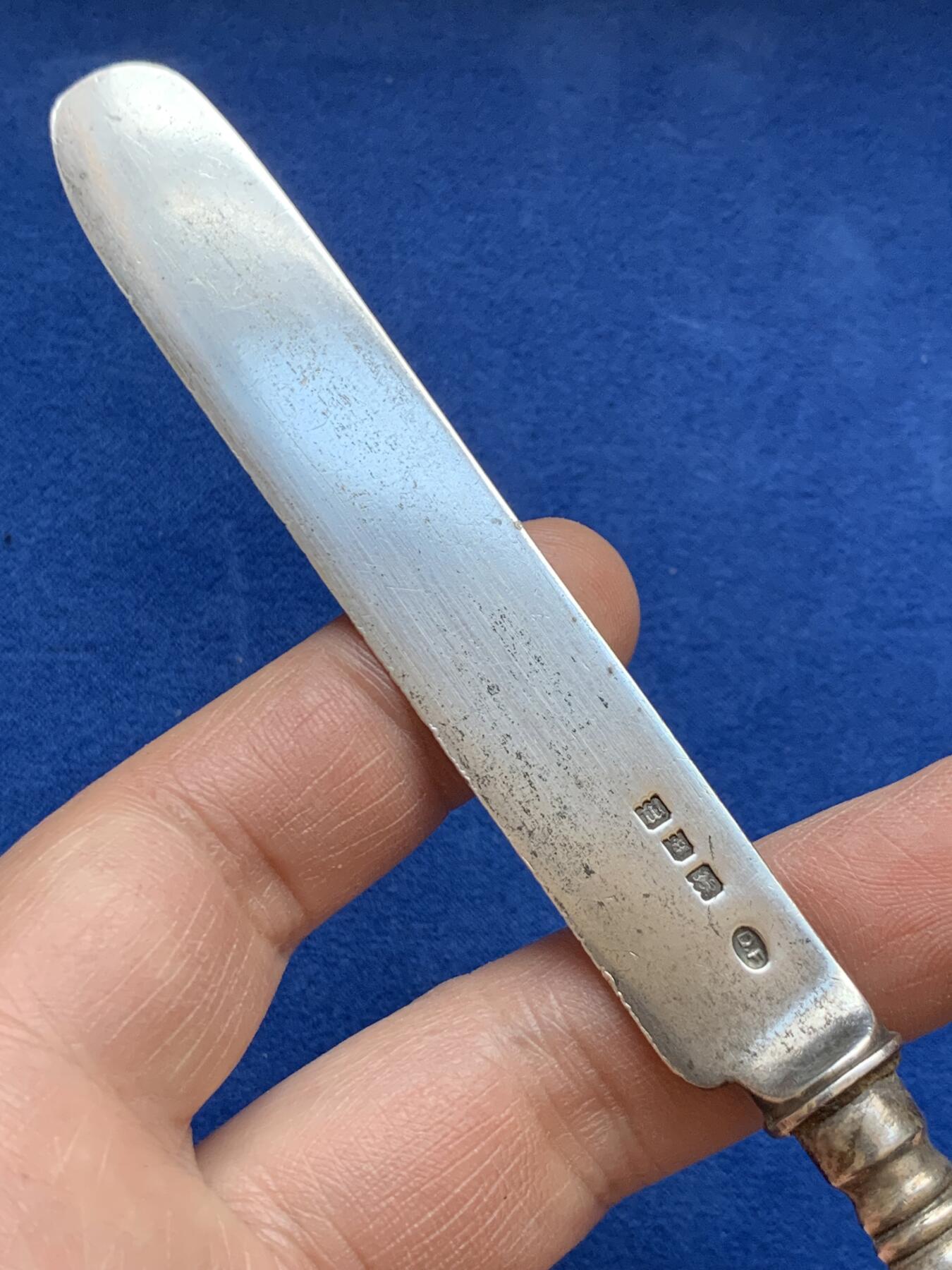 《竞宝斋》第366场 周日，周一 2场连拍 （全场包邮） 英国银质餐刀一把 通体925银，重约45.4克，长约18.5cm。银标齐全，1927年乔治五世时代生产，匠标D.F。