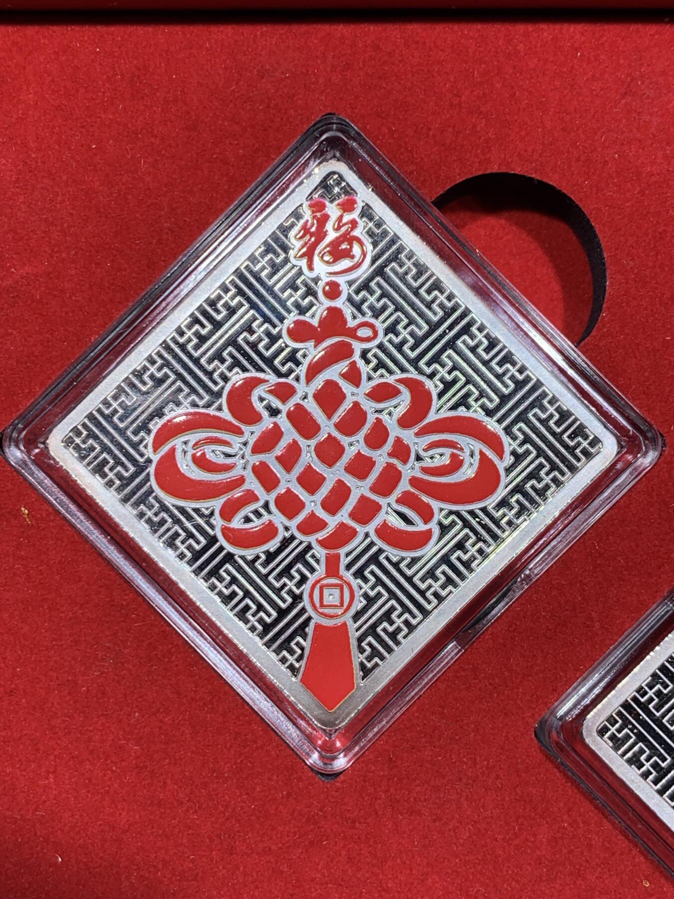 《竞宝斋》第366场 周日，周一 2场连拍 （全场包邮） 中国2015年意大利米兰世博会中国结菱形纪念章2枚套 铜镀银 40克 发行量：8888套