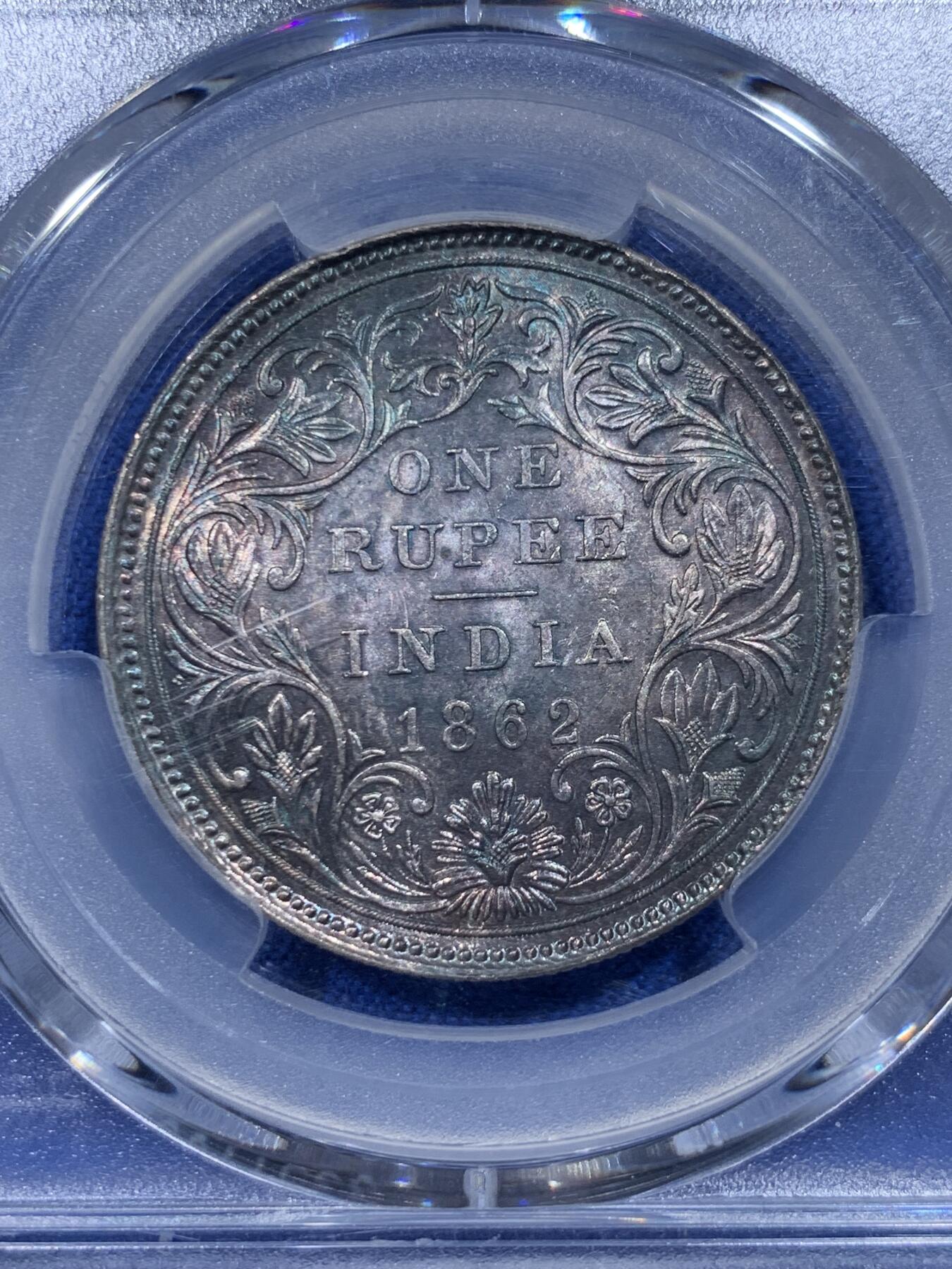 《竞宝斋》第366场 周日，周一 2场连拍 （全场包邮） PCGS MS63 英属印度1862年维多利亚1卢比银币 正面幽蓝绿彩 背面淡金