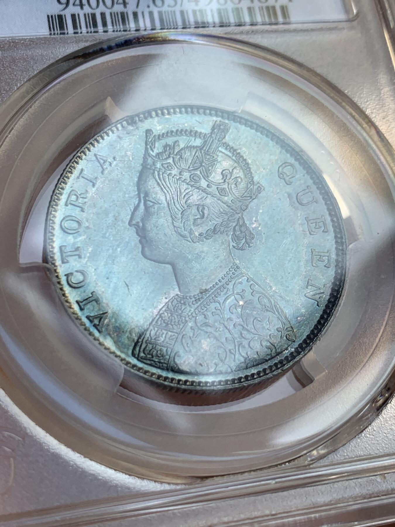 《竞宝斋》第366场 周日，周一 2场连拍 （全场包邮） PCGS MS63 英属印度1862年维多利亚1卢比银币 正面幽蓝绿彩 背面淡金