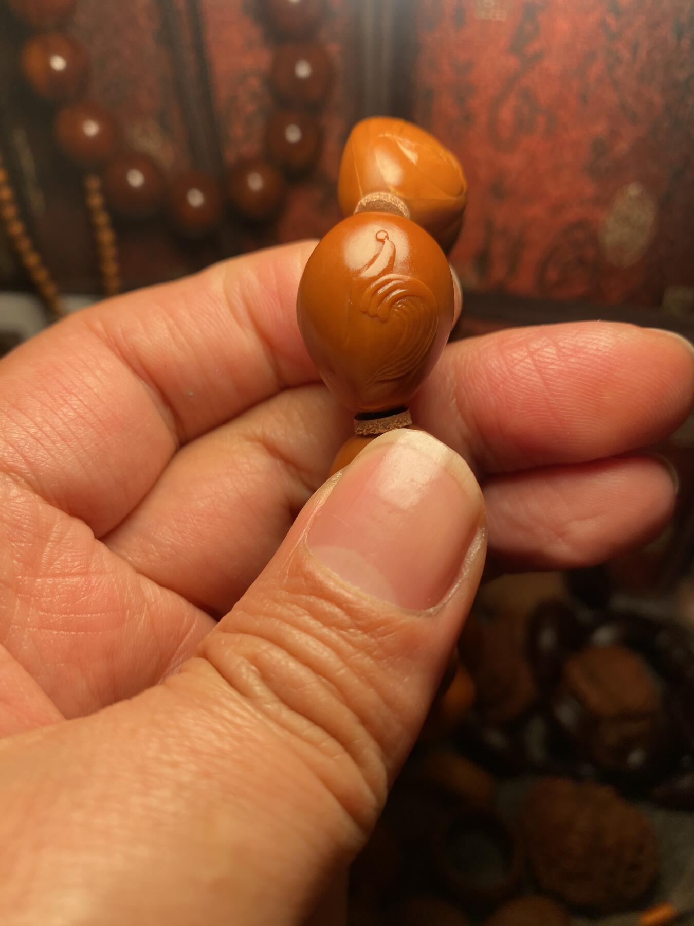 苏工核雕，纯手工个性设计，老铁核，佛本无相，每一个都独具匠心，风格与市场不同，让每个核友有新的体验，尺寸1。78x2.18喜欢的来
