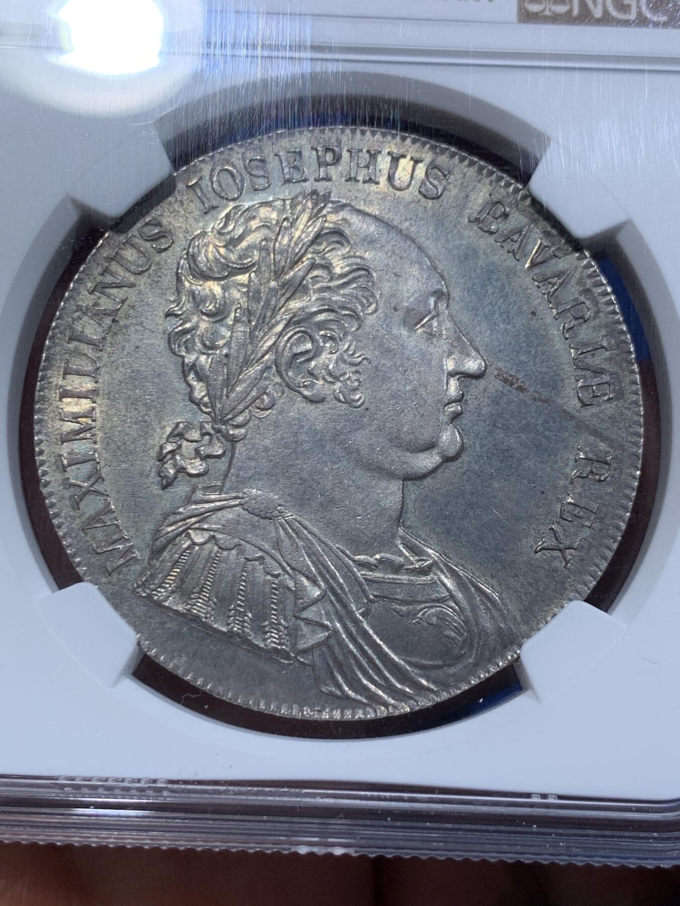 《竞宝斋》第366场 周日，周一 2场连拍 （全场包邮） NGC MS62 德国 1818 巴伐利亚王国宪法泰勒大银币 高点清晰 光度也不错 背面中央立方石代表巴伐利亚大宪章，上部铭文为：伟大的时代新秩序即将诞生 高分难得