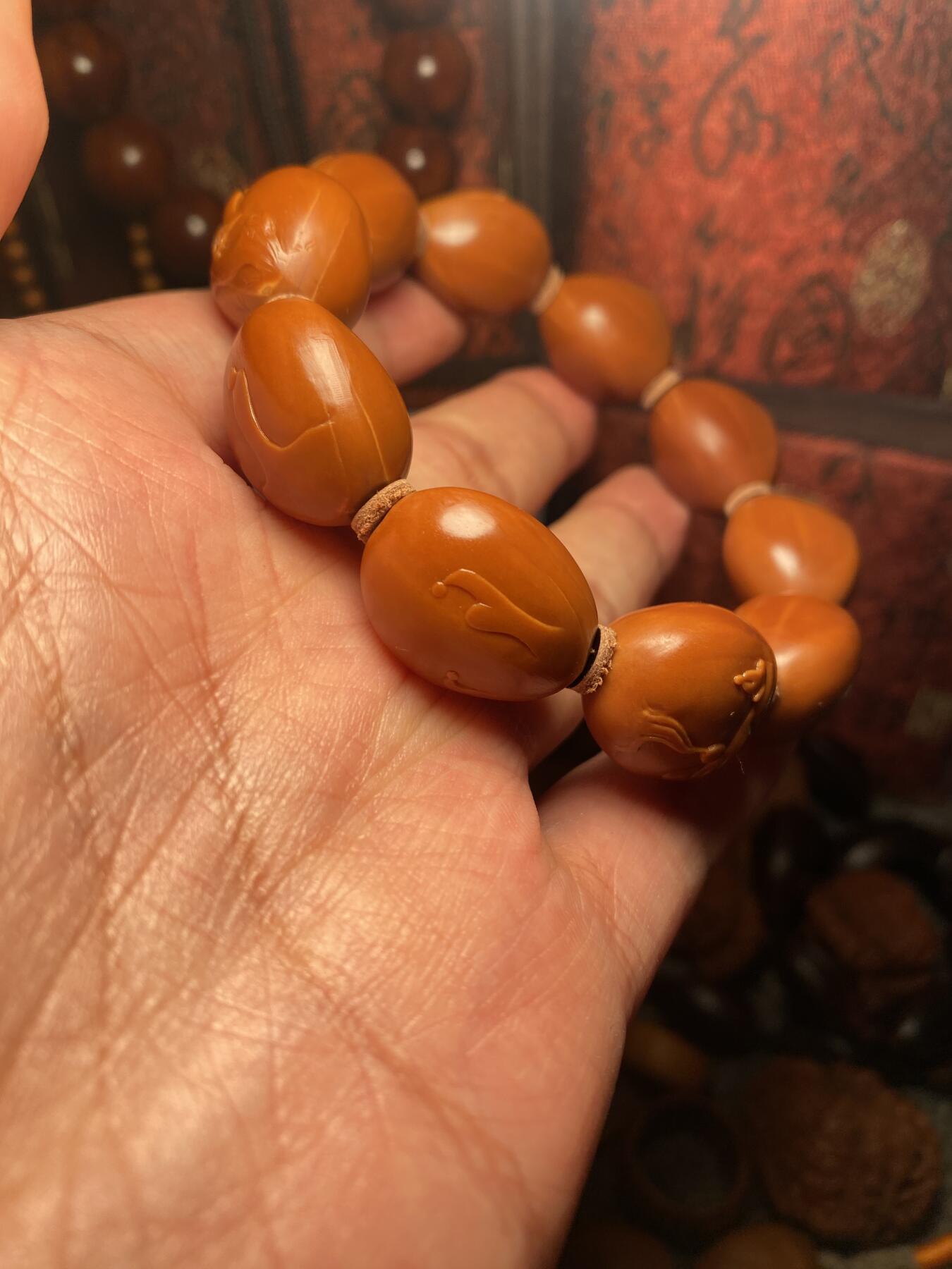 苏工核雕，纯手工个性设计，老铁核，佛本无相，每一个都独具匠心，风格与市场不同，让每个核友有新的体验，尺寸1。78x2.18喜欢的来