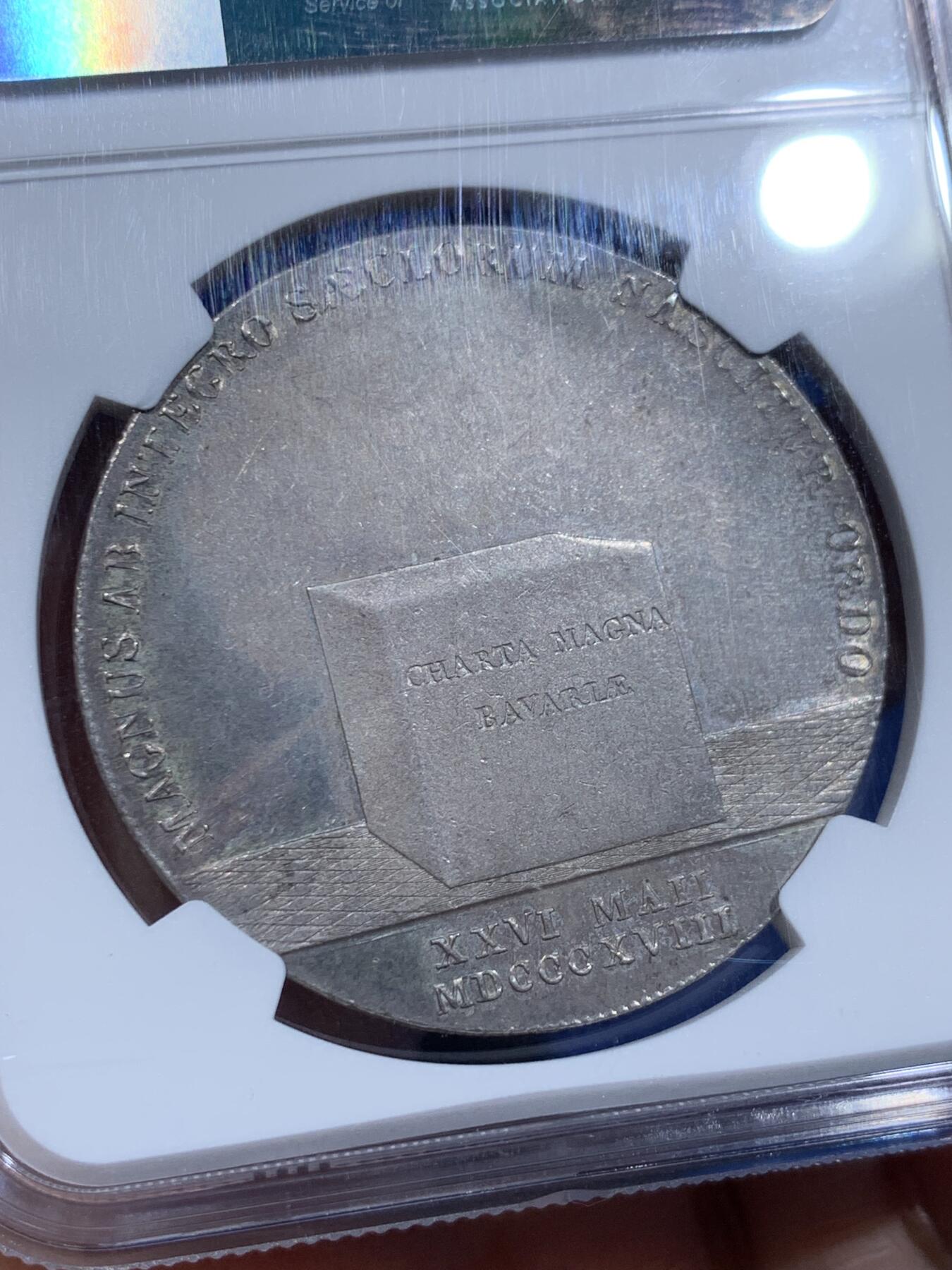 《竞宝斋》第366场 周日，周一 2场连拍 （全场包邮） NGC MS62 德国 1818 巴伐利亚王国宪法泰勒大银币 高点清晰 光度也不错 背面中央立方石代表巴伐利亚大宪章，上部铭文为：伟大的时代新秩序即将诞生 高分难得