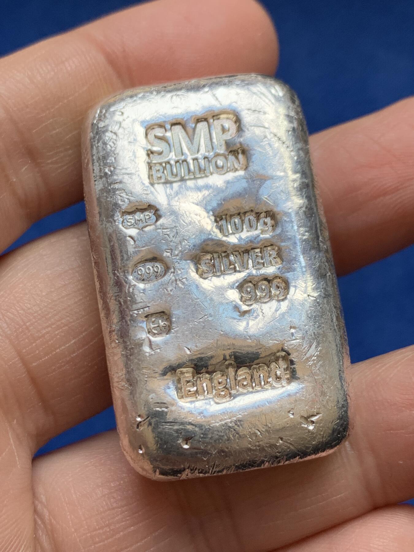 《竞宝斋》第366场 周日，周一 2场连拍 （全场包邮） 英国 2000S' 伯明翰SMP 999纯银100g银条 产自英国著名贵金属制造商SMP Bullion&Diamonds的999纯银银条 正面带有SMP公司戳记，伯明翰船锚戳记，999纯银戳记以及England字母戳记 打制精美而有力，是国内难得的收藏送礼佳品。受外汇波动的影响，国内已经很难见到现货好品。根据最新大盘走势，100g银条仅材料价就已经超过800元，2025年3月18日，SMP官网1