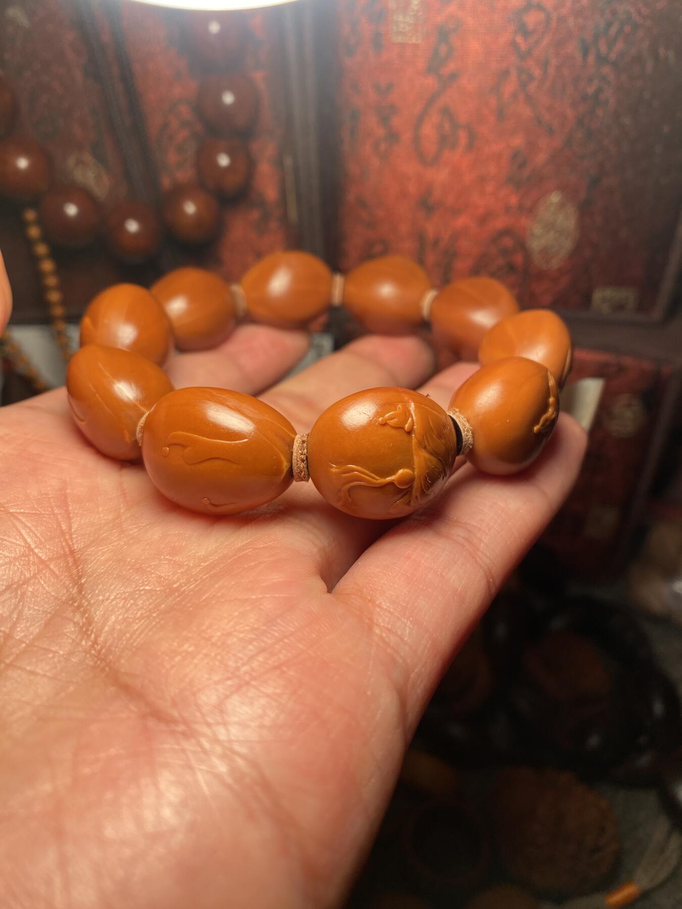 苏工核雕，纯手工个性设计，老铁核，佛本无相，每一个都独具匠心，风格与市场不同，让每个核友有新的体验，尺寸1。78x2.18喜欢的来