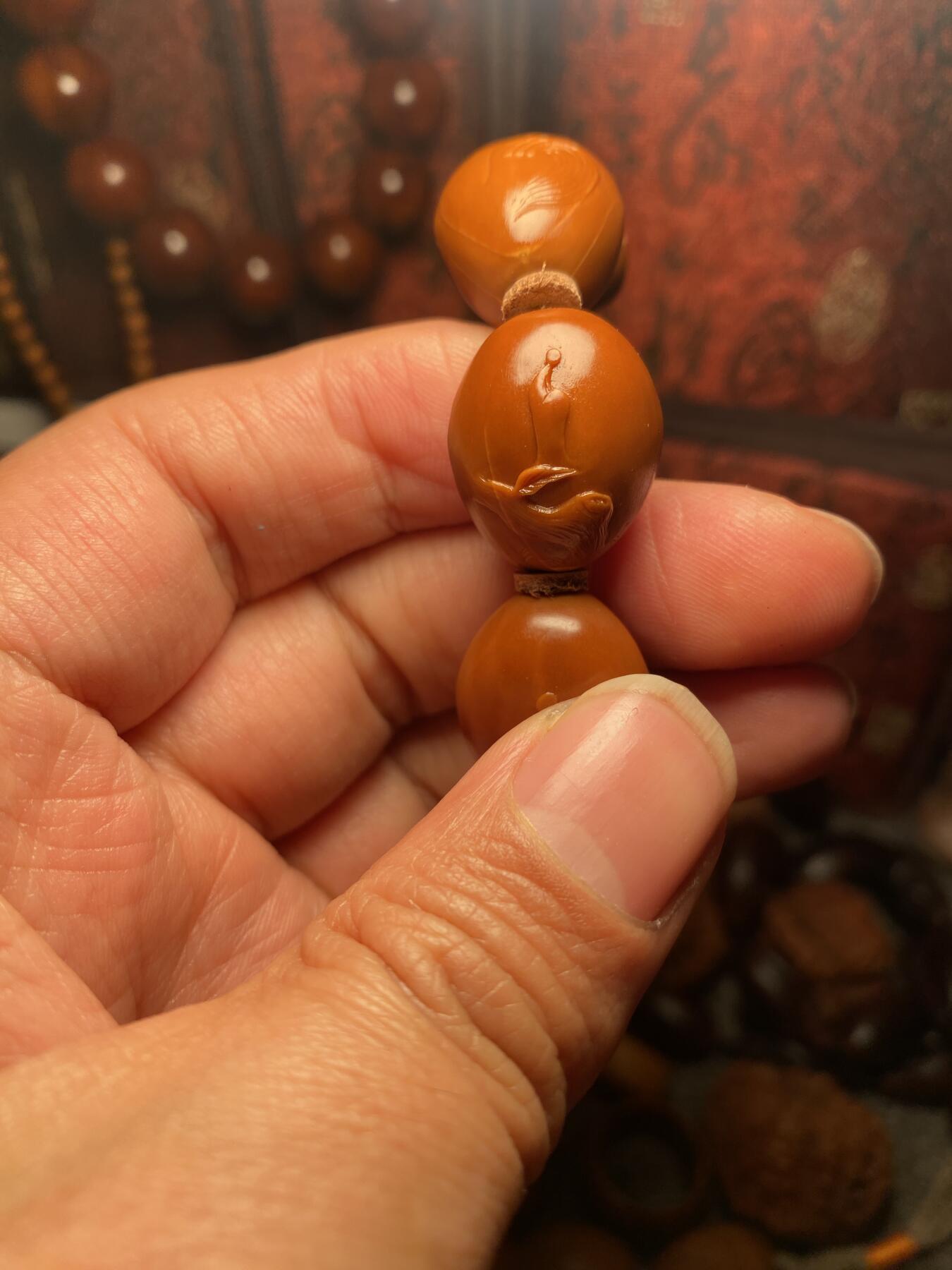 苏工核雕，纯手工个性设计，老铁核，佛本无相，每一个都独具匠心，风格与市场不同，让每个核友有新的体验，尺寸1。78x2.18喜欢的来