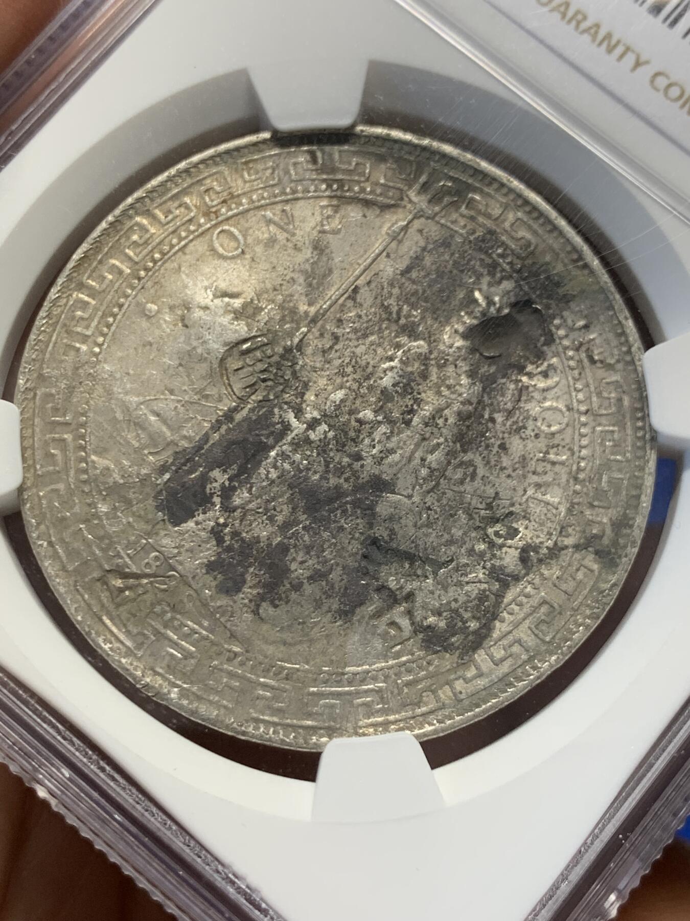《竞宝斋》第366场 周日，周一 2场连拍 （全场包邮） NGC chopmarked 1898年无字版英国站洋一元贸易银币 很少的厂别 比b版少很多 满满的历史流通痕迹